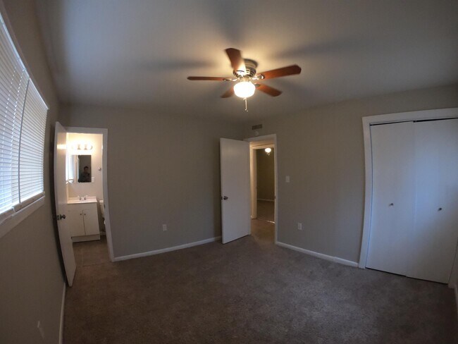 Building Photo - 3256 Suncrest Dr