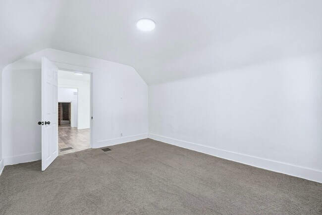 Building Photo - 3-Bed, 2-Bath Home with Large Kitchen & De...