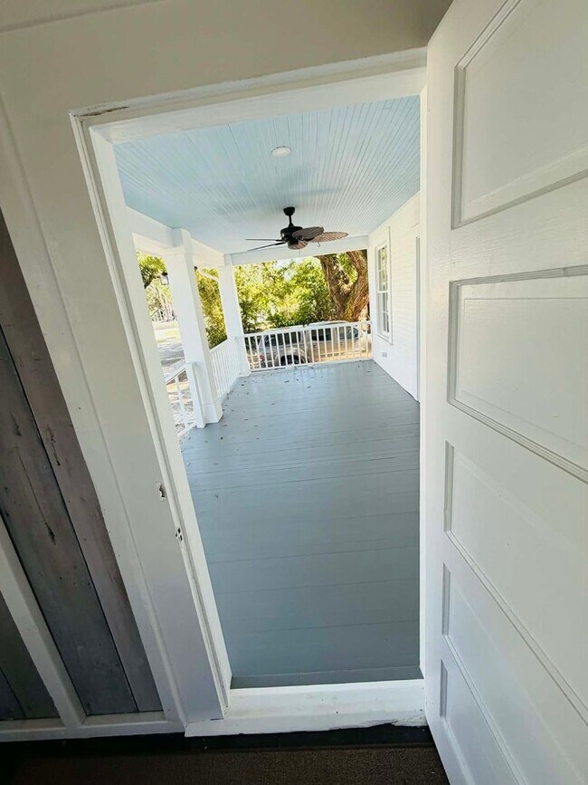 Building Photo - Stunning Renovated 3bedroom 2.5 bathroom Cottage