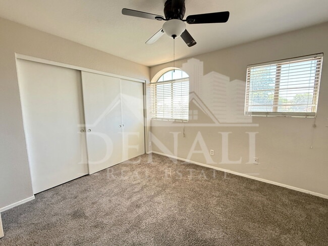 Building Photo - 1274 W Sparrow Ct