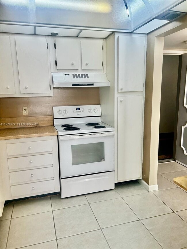 Building Photo - 1200 St Charles Pl