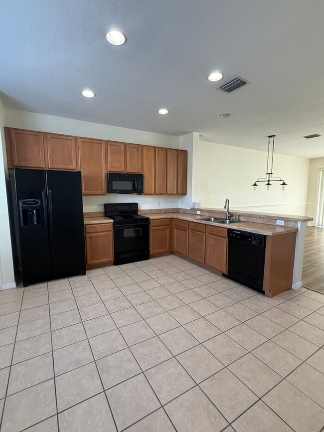Building Photo - 3BR 2.5BA Townhome w/ In-Unit Laundry • Parking in Westchase