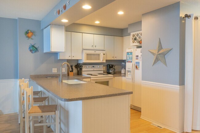 Building Photo - ELEGANT OCEANFRONT OFF-SEASON RENTAL FOR Y...