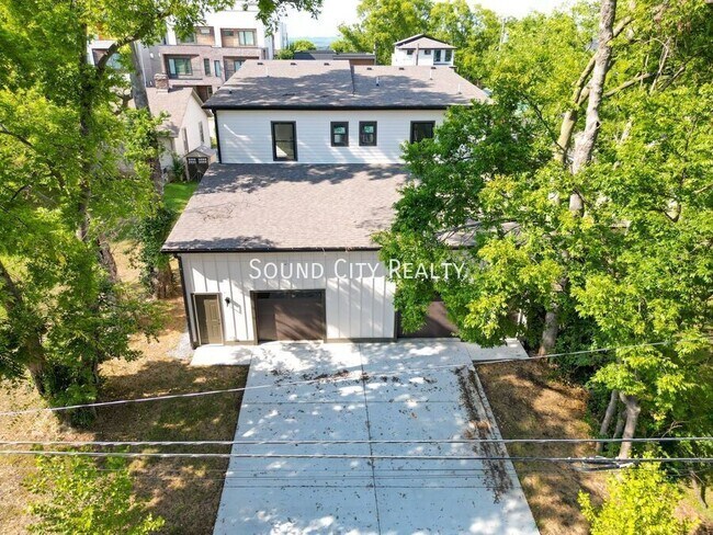 Building Photo - 2715 Delaware Ave