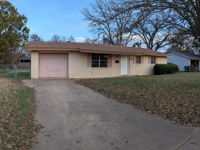 Primary Photo - 409 S Holly St