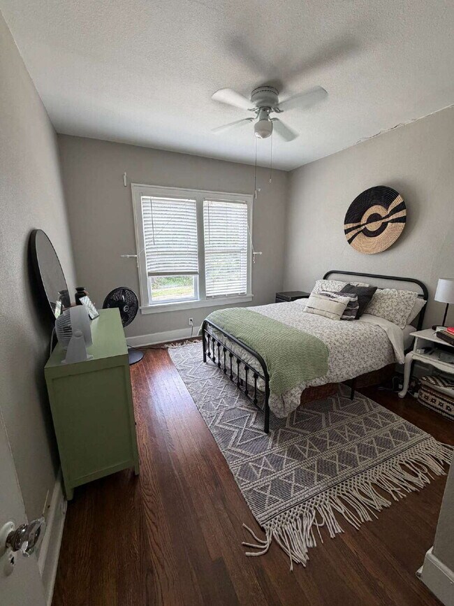 Building Photo - Daring 2 bedroom 1 bath in the heart of Ryan Place.
