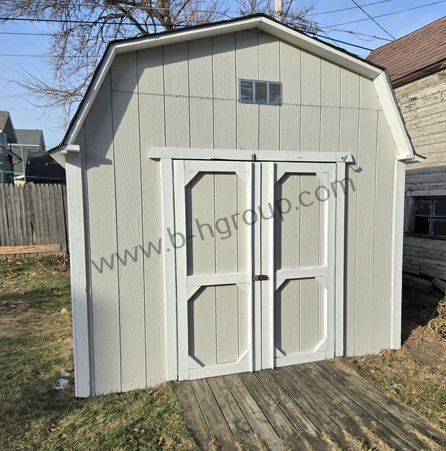 Building Photo - Spacious Single Family Home