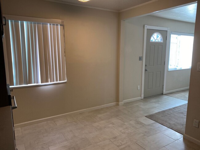 Building Photo - Top Floor 2-Bedroom Duplex in Fletcher Hills
