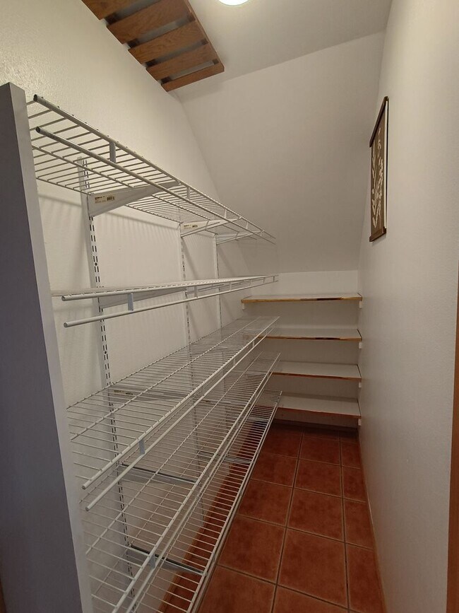 Building Photo - Rare Lakefront Retreat