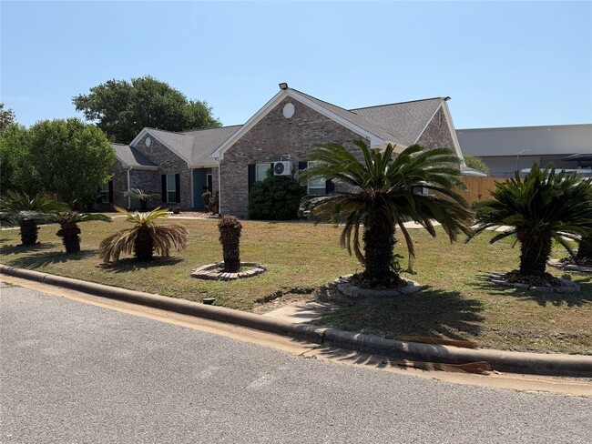 Building Photo - 5525 Swan Dr