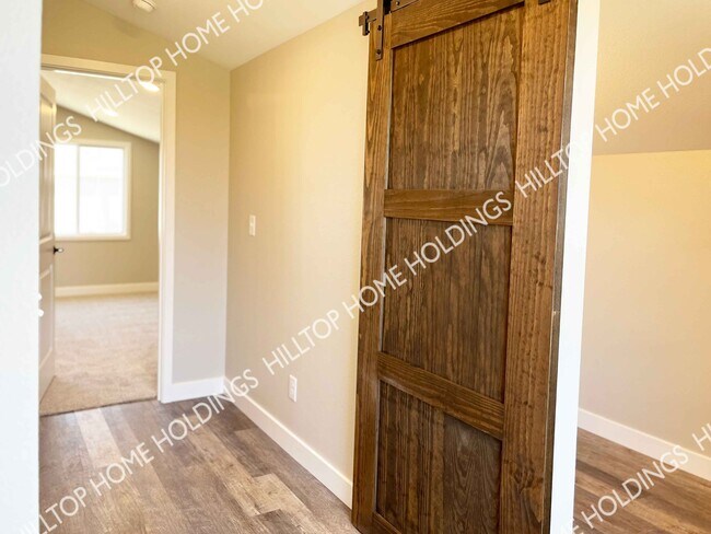 Building Photo - 2 Oak Hill Rd