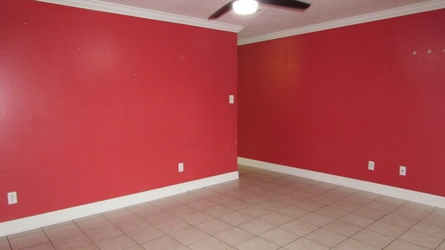 Building Photo - 3 BEDROOM DUPLEX
