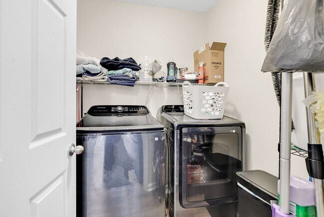 Building Photo - Beautiful 3bd/3ba WITH fenced in yard! UNFURNISHED!