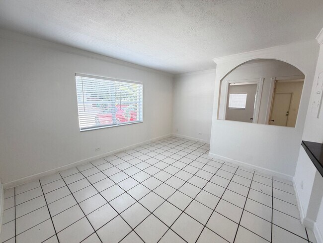 Building Photo - 715 SW 14th Ave