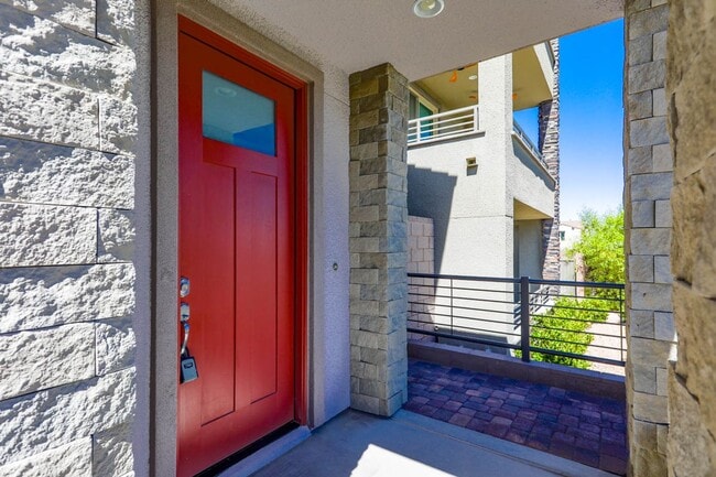 Building Photo - Summerlin Beauty With Bed and Bath On 1st Floor
