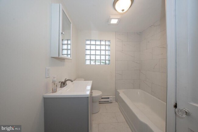 Building Photo - 717 Miller St