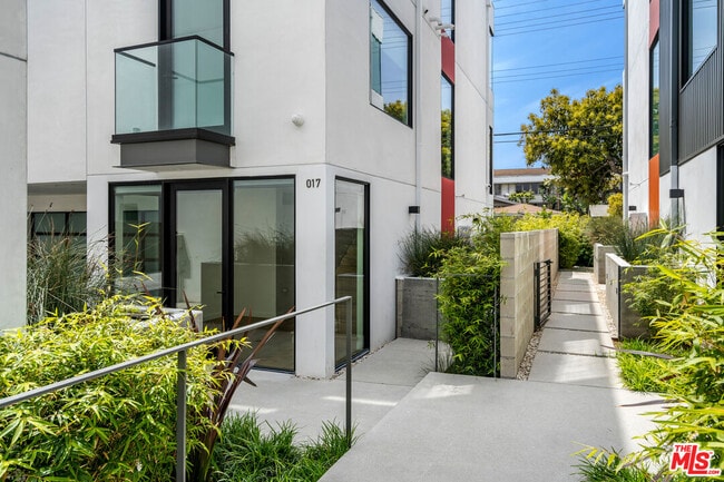 Building Photo - 2017 Barry Ave