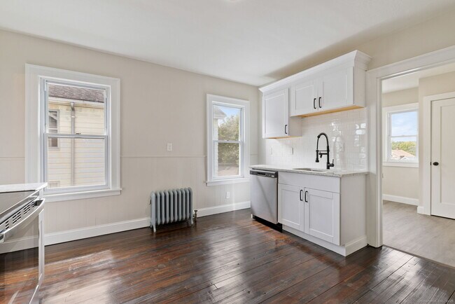 Building Photo - 279 Linwood St
