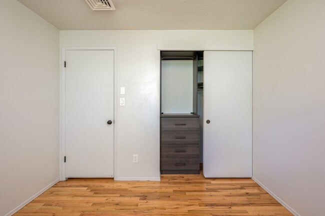 Building Photo - Charming Mid-Century Home in Lake Oswego School District