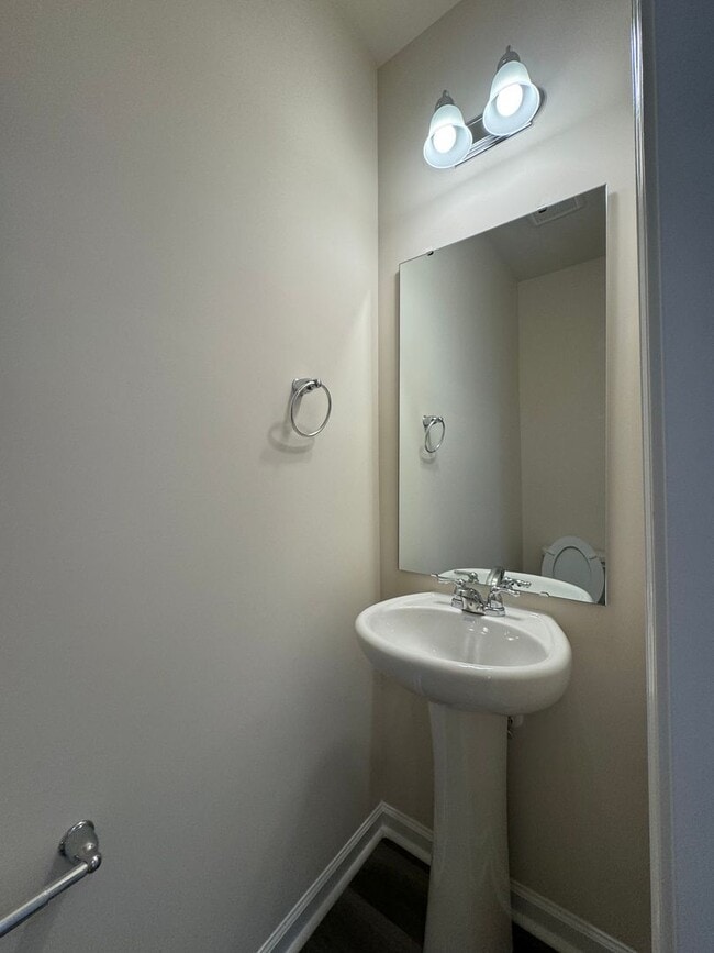 Building Photo - Stunning 3BR 2.5BA Townhome in Jamestown