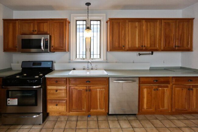 Building Photo - 216 Saratoga St