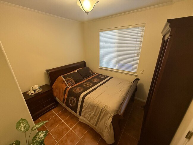 Building Photo - 4 Bedroom Home for Rent in Valencia Northp...