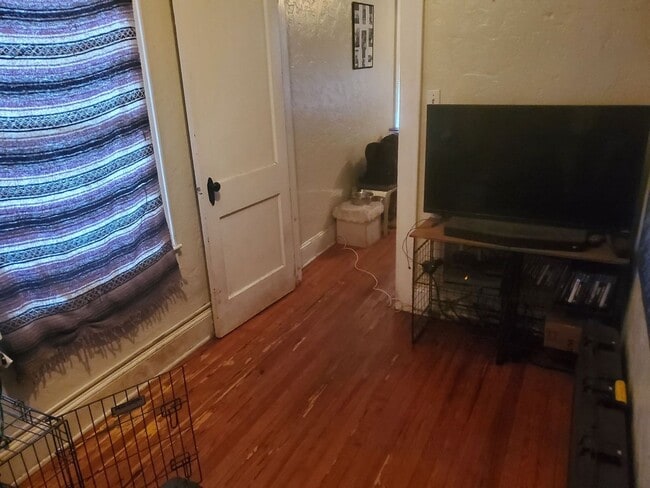 Building Photo - Historic One Bedroom Apartment Steps From Campus (w/ Den)