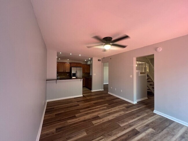 Building Photo - 2 Bedroom/2 Bathrrom Townhouse Close to Fo...