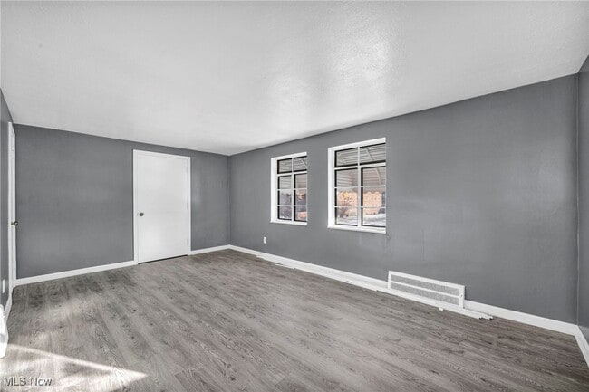 Building Photo - 420 E 222nd St