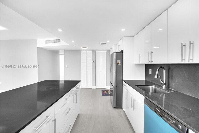 Building Photo - 1000 St Charles Pl