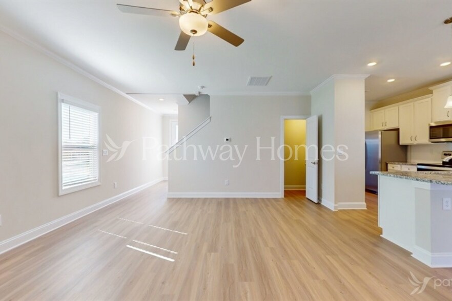 Building Photo - 121 S Sina St