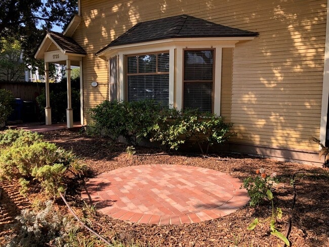 Building Photo - *DEPOSIT PENDING* Charming 2 Bedroom, 1 Bathroom with loft near Downtown.