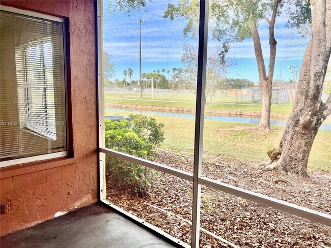 Building Photo - 1133 Coral Club Dr