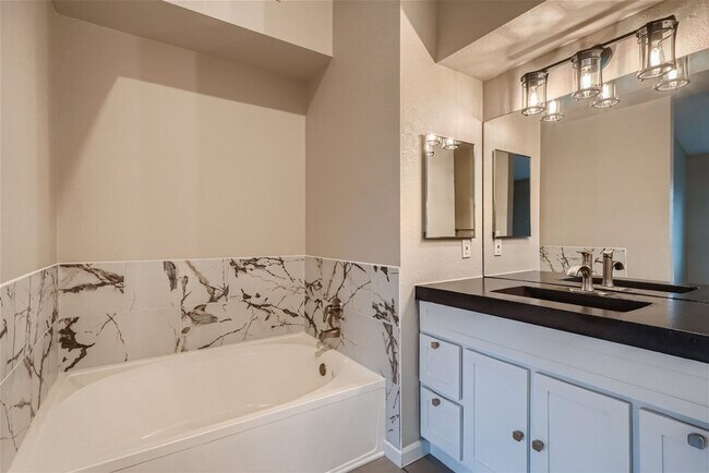 Building Photo - Desirable DTC Condo