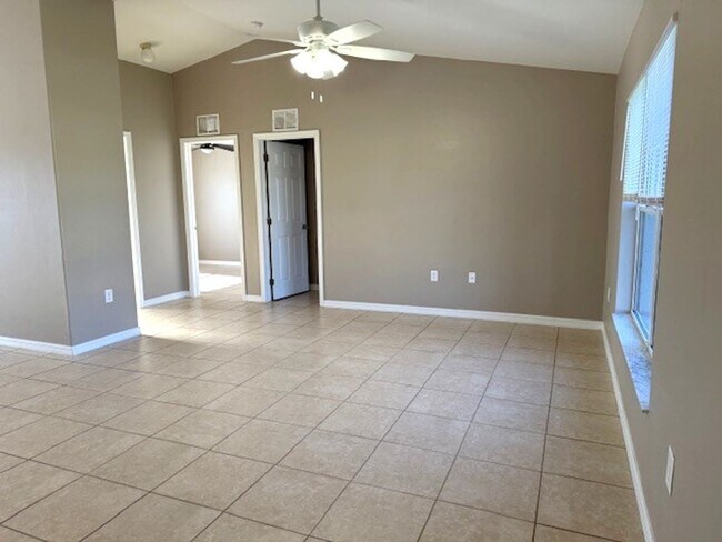 Building Photo - Spacious 3 Bed / 2 Bath Home with Large Ba...
