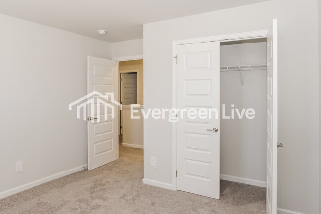 Building Photo - 16907 Whispering Pnes Dr