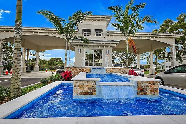 Building Photo - 308 Markham N