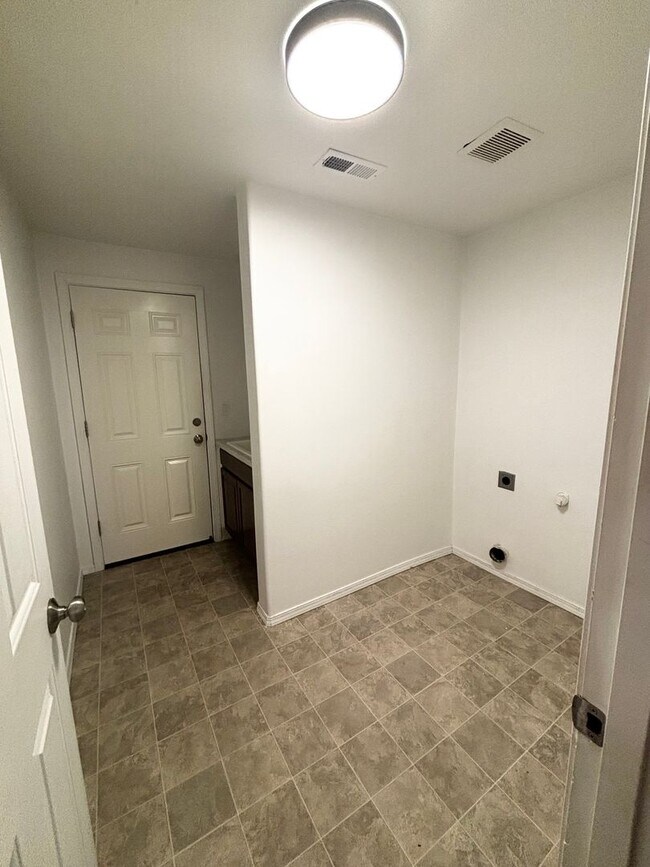 Building Photo - SW Bend House Near the Old Mill District, 4 Bdrms, 2.5 baths, A/C, Office/den, Dbl. Garage