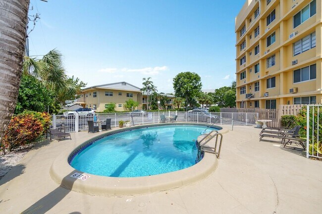 Building Photo - 2400 NE 9th St