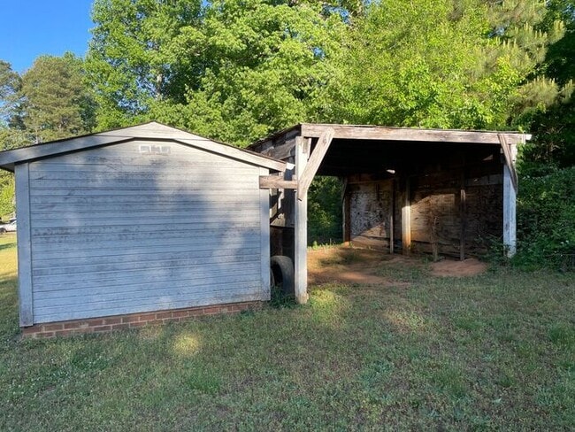 Building Photo - 3/1 Renovated House Available Now! Pet Friendly!