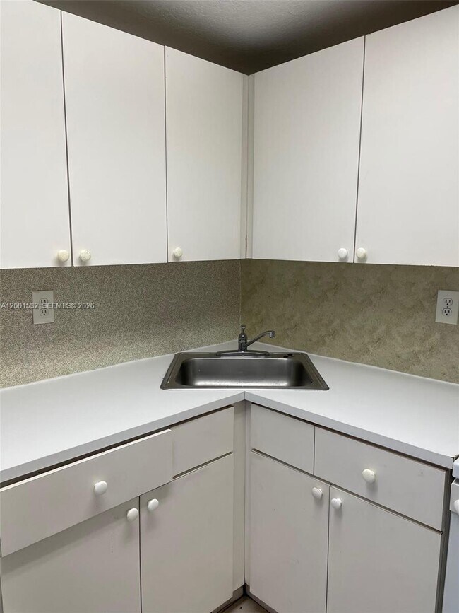 Building Photo - 666 W 81st St