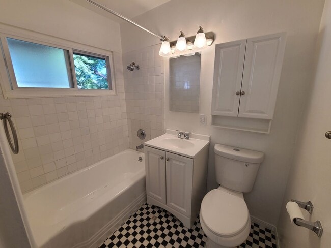 Building Photo - Spacious Ocean Beach 2 bed 1 bath just a few steps from Colliers Park.