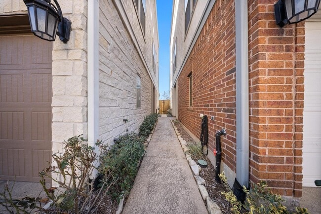 Building Photo - 6755 Highclere Manor Ln