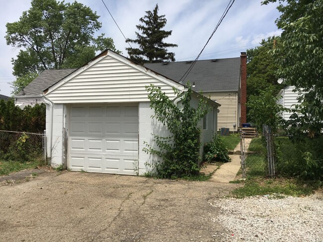Building Photo - **4-BEDROOM HOUSE W/ GARAGE IN NORTH COLUM...