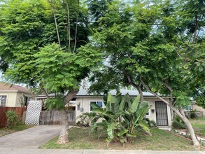 Building Photo - Lovely home with a large backyard