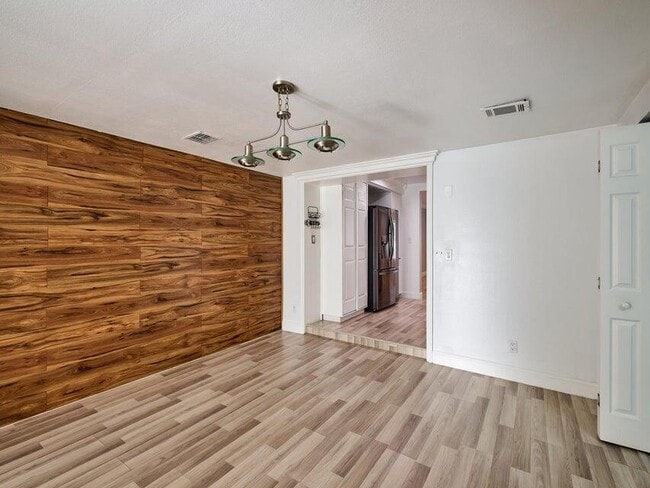 Building Photo - 2112 Longwood Rd