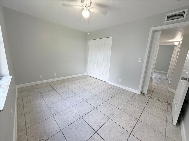 Building Photo - 230 SW 11th Ave