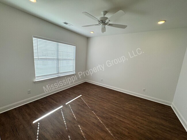 Building Photo - 721 Southview Dr