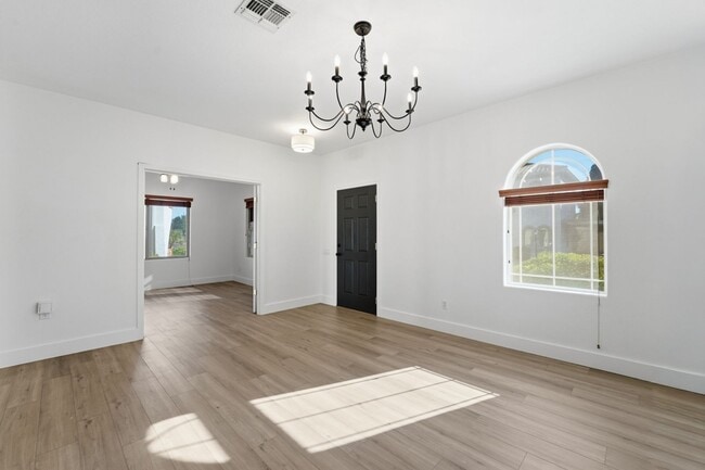 Building Photo - Beautiful 3-bedroom, 2-bathroom residence in the lively city of Mesa, Arizona!