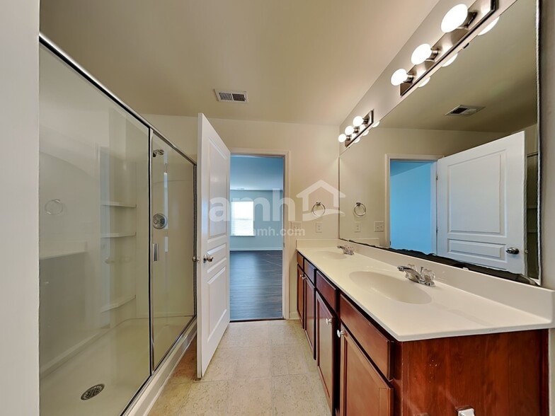 Building Photo - 8112 Hovingham Way